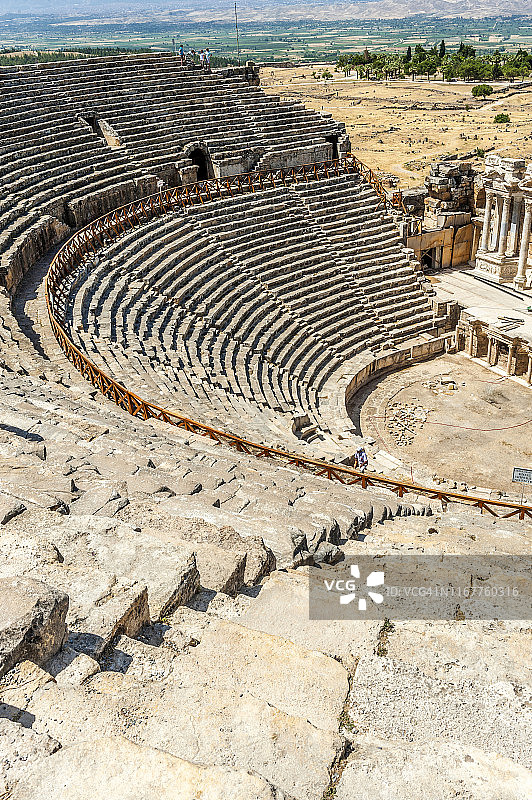 土耳其帕穆克卡莱附近希拉波利斯古剧场遗址（公元前3世纪）（联合国教科文组织世界遗产）图片素材