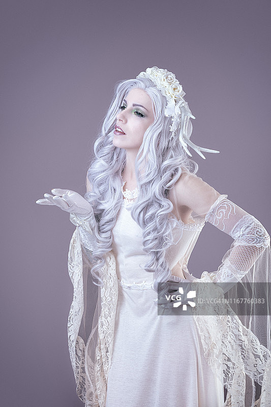 身穿白色连衣裙的年轻公主肖像图片素材