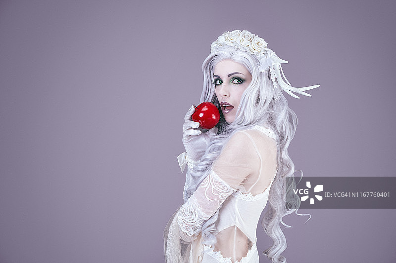 年轻公主手持苹果图片素材