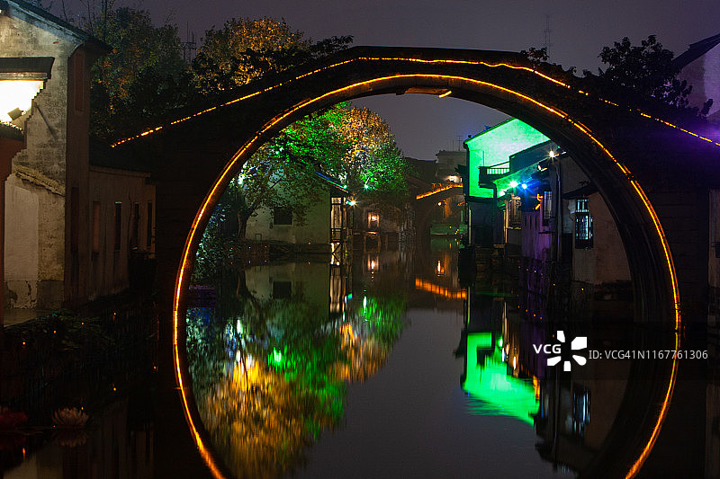 南浔水镇拱桥夜景倒影图片素材