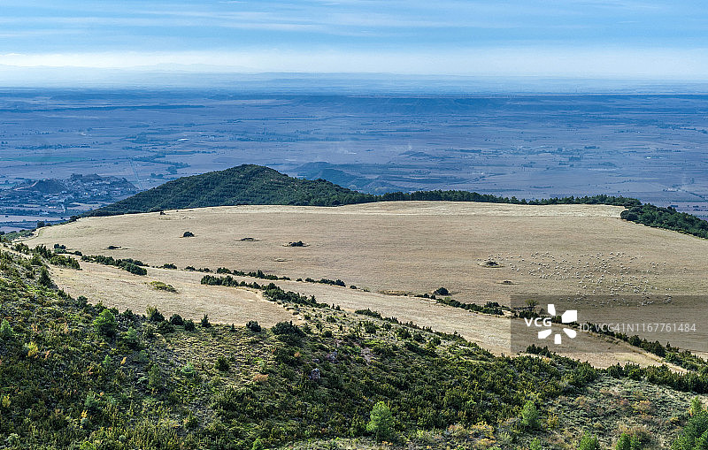 西班牙阿拉贡韦斯卡省博莱亚上方的耕地高原图片素材