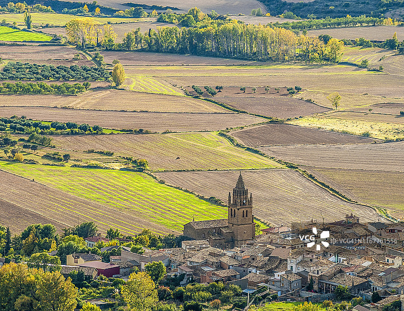 西班牙阿拉贡自治区韦斯卡省，洛阿尔农业平原，洛阿尔市图片素材