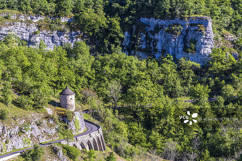 法国凯尔西高原自然公园：从罗卡马杜尔阿尔祖峡谷和鸽舍眺望（法国最美丽的村庄）图片素材