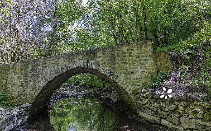 法国凯尔西丘自然公园阿尔祖山谷女王桥图片素材