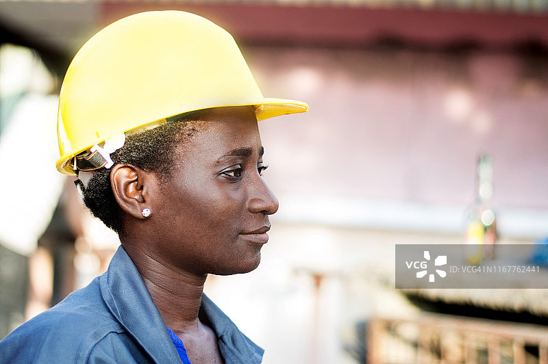 工作场所中的年轻女工肖像图片素材