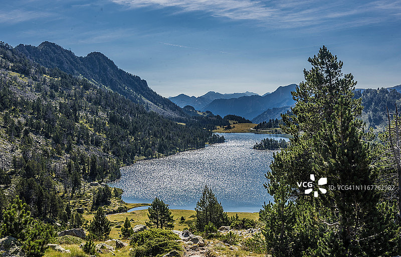 法国上比利牛斯山奥尔特河谷新维埃耶国家自然保护区，从奥贝尔特山口看奥马尔湖图片素材