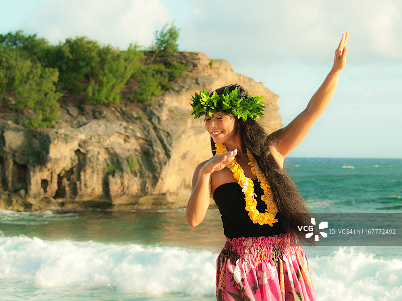 考艾岛海滩上的夏威夷草裙舞图片素材