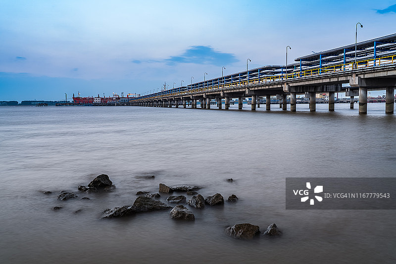 管线上的海港码头栈桥图片素材