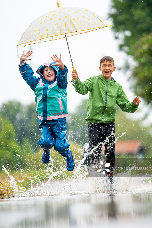 孩子们在雨天度假时户外玩耍图片素材