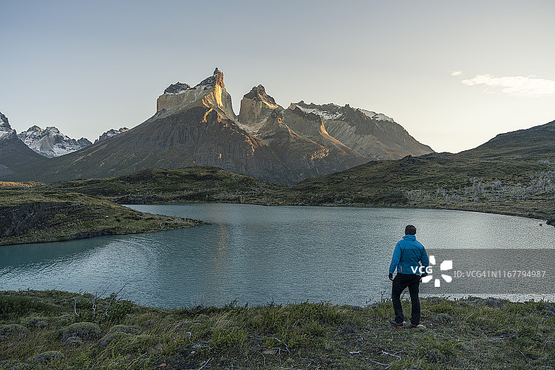 在智利百内国家公园诺登斯克 झील湖畔眺望百内角峰的男子图片素材
