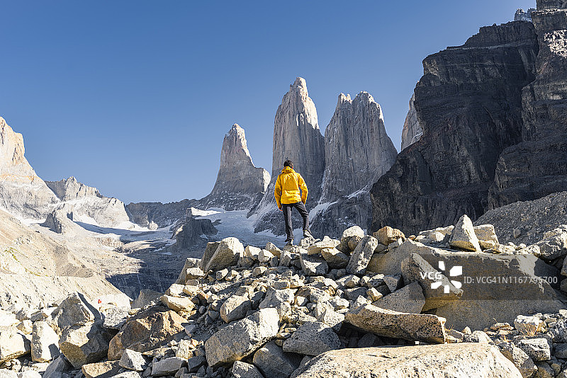 站在百内国家公园托雷斯观景台欣赏美景的男子，智利图片素材