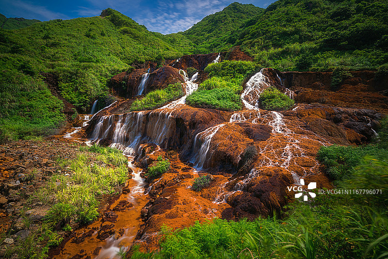 位于中国台湾台北金瓜石的黄金瀑布图片素材
