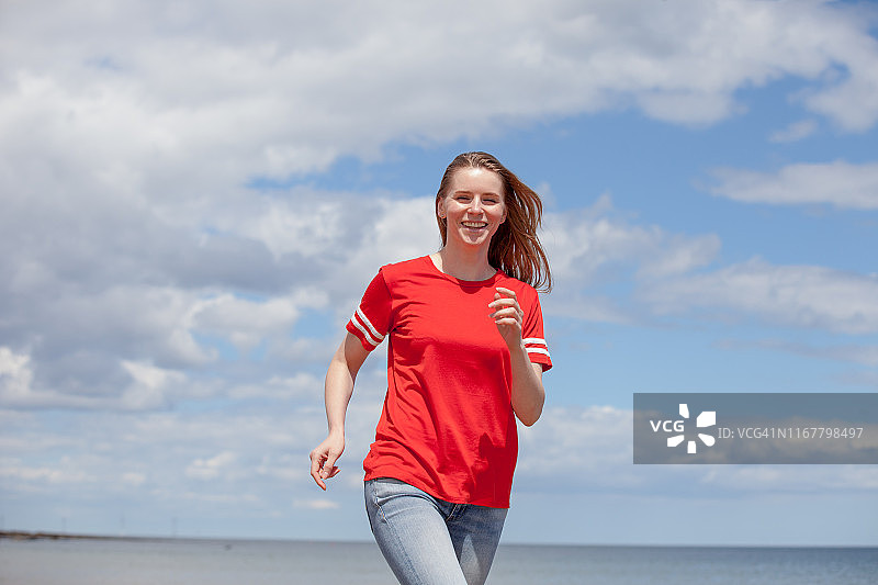 享受在海滩慢跑图片素材