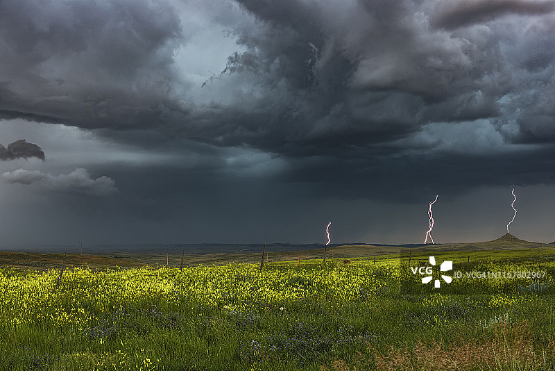 蒙大拿草原上的多重闪电图片素材