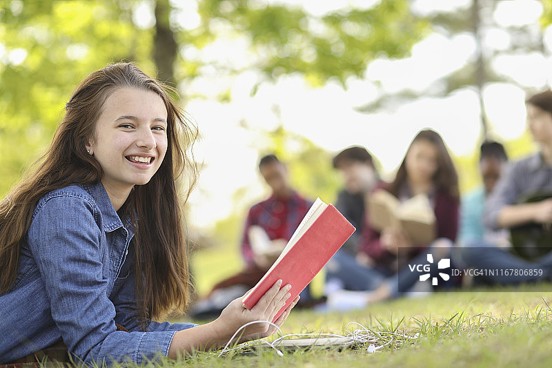 在公园与朋友们一起玩耍的青少年图片素材