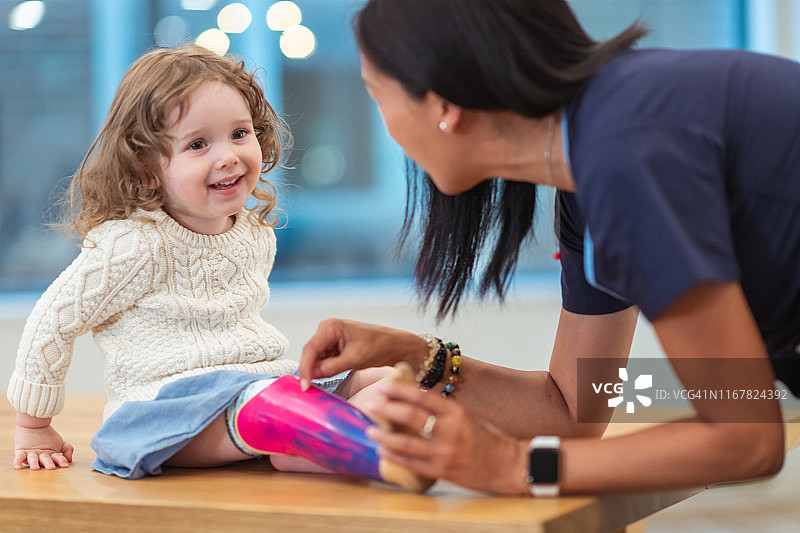 在医院就诊的装有假肢的小女孩图片素材
