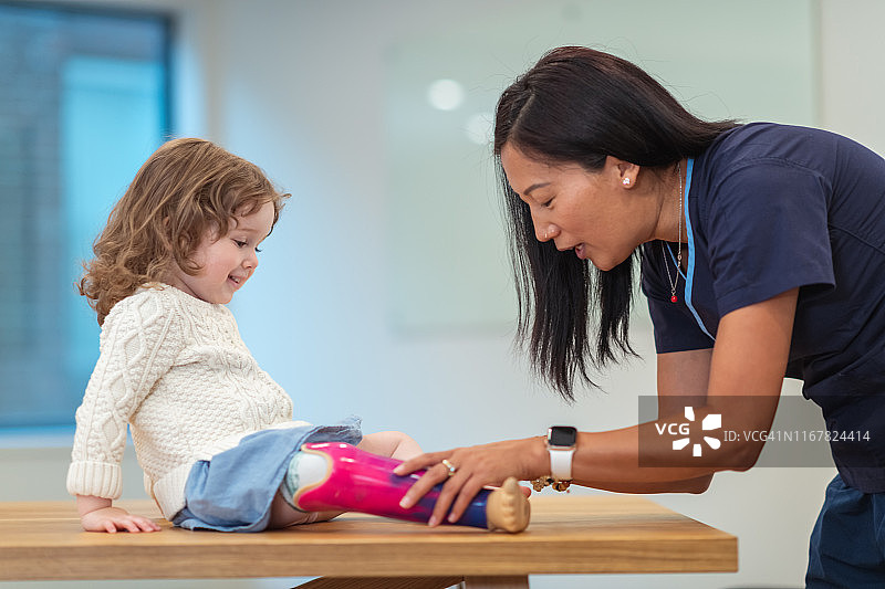 在医院就诊的装有假肢的小女孩图片素材