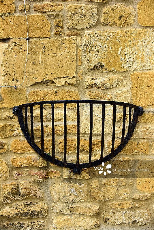 科茨沃尔德石墙上的马槽图片素材