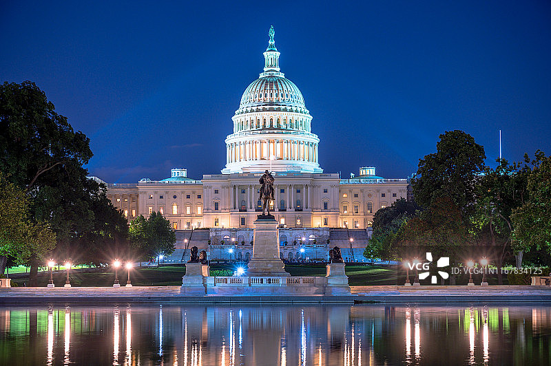 夜晚倒影中的美国国会大厦图片素材