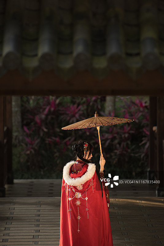 身穿传统服饰的中国女人撑着伞图片素材