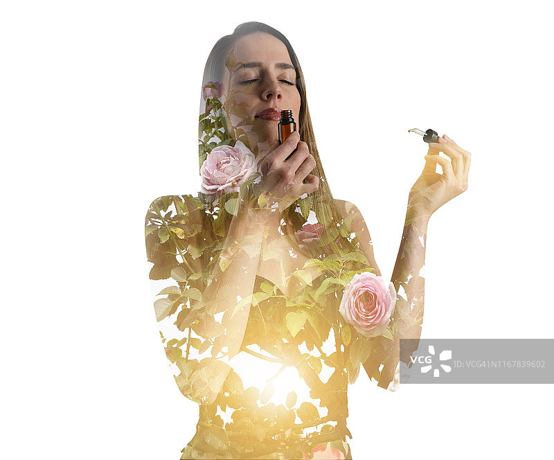 年轻女子闻精油和玫瑰丛的多次曝光图片素材