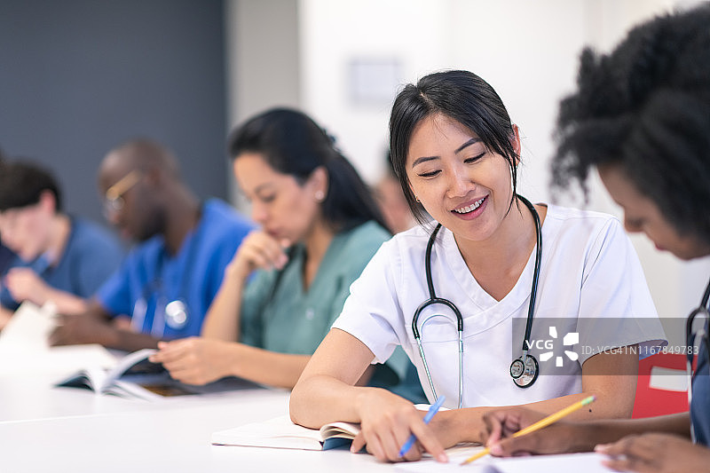 不同种族的学生参加医疗培训课程图片素材