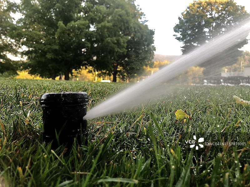 喷灌系统在草坪上洒水图片素材