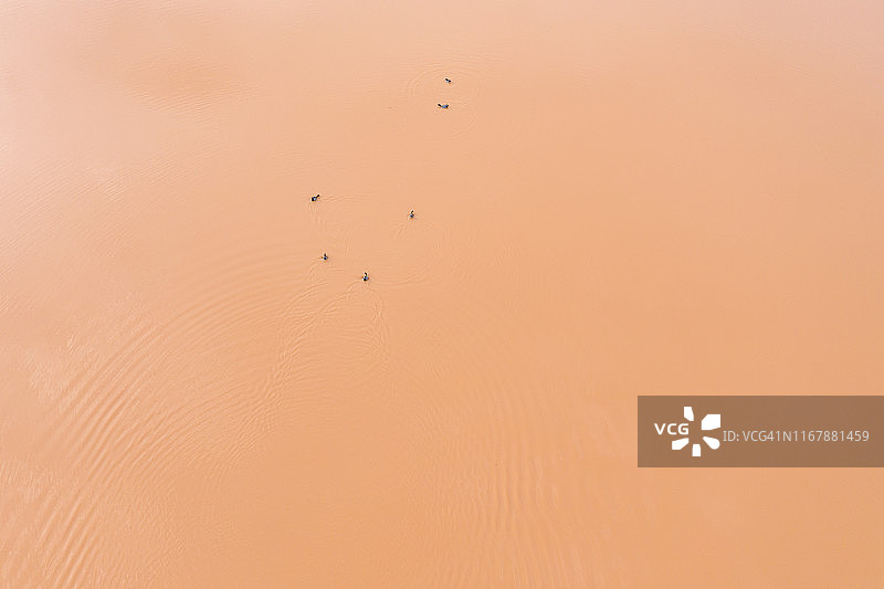 澳大利亚内陆红色水坑的航拍鸟瞰图图片素材