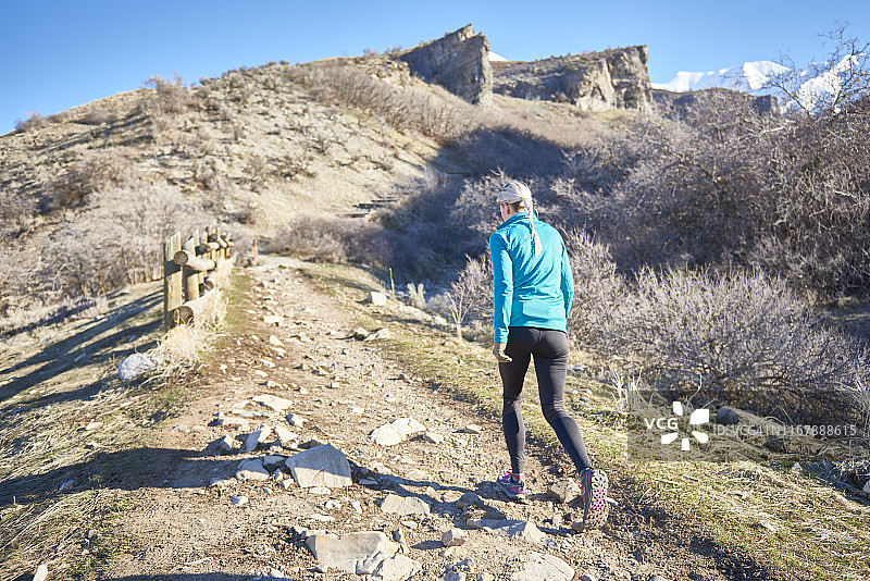 在山间跑步的女人图片素材