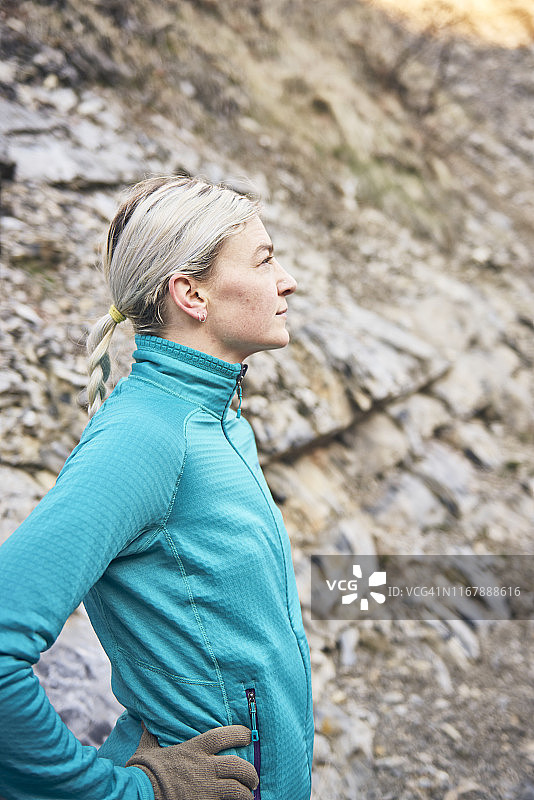 在山间跑步的女人图片素材