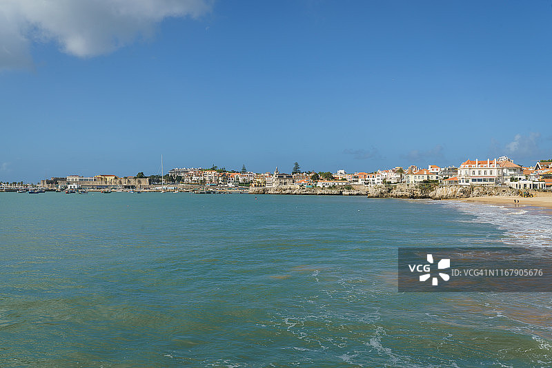 卡斯卡伊斯海滩和海景，有海浪和传统建筑图片素材