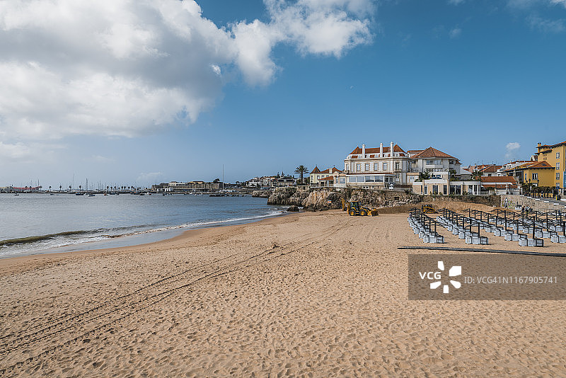 卡斯卡伊斯海滩和海景，有海浪和传统建筑图片素材