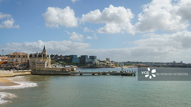 卡斯卡伊斯海滩和海景，有海浪和传统建筑图片素材