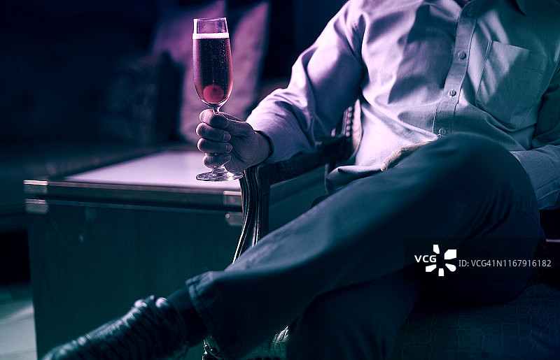 商务人士手持葡萄酒杯，强调健康概念图片素材