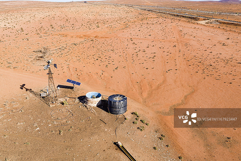 澳大利亚内陆红土地与风车无人机视角图片素材
