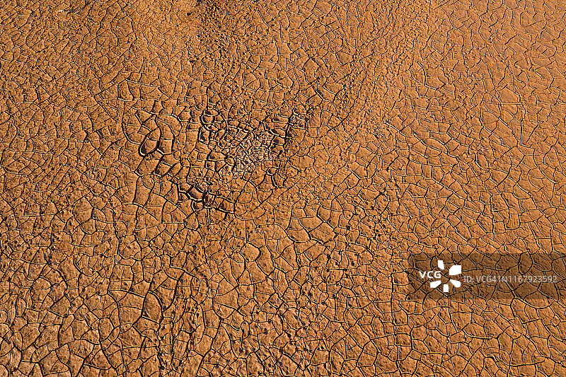 澳大利亚内陆开裂的红色土地无人机视角图片素材