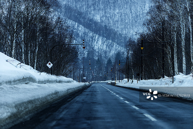 通往日本北海道札幌的冰雪路面图片素材