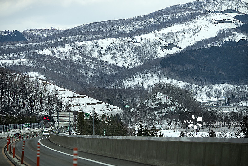 日本北海道冬季美丽的开放道路和树木隧道图片素材