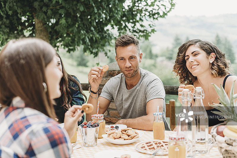 朋友们在乡间小憩，一起喝果汁图片素材