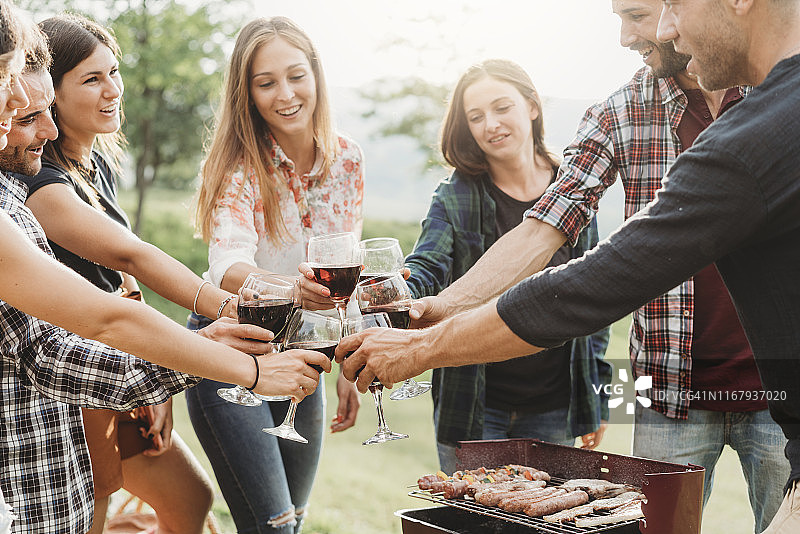 朋友们在烧烤时举杯图片素材
