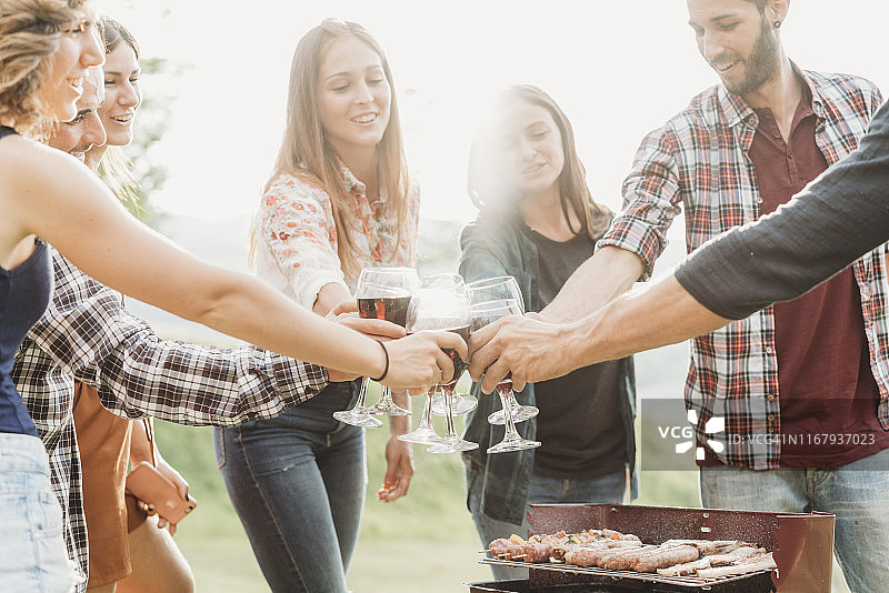 朋友们在烧烤时举杯图片素材