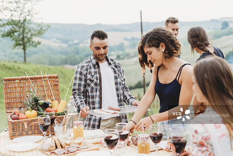 和朋友一起准备烧烤图片素材