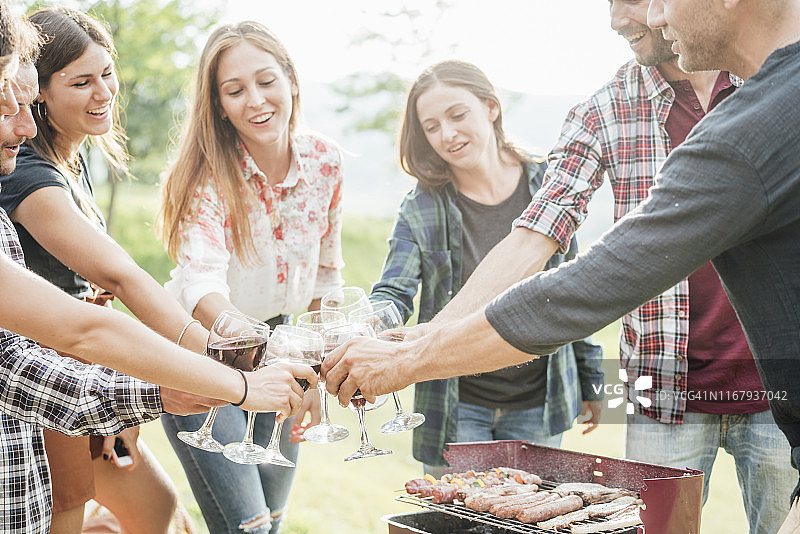 朋友们在烧烤时举杯图片素材