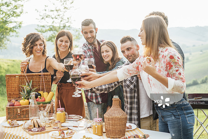 朋友们在烧烤时举杯图片素材