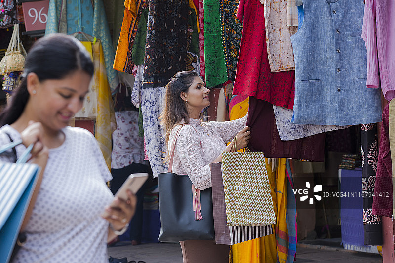 在街头市场购买纪念品的女人图片素材