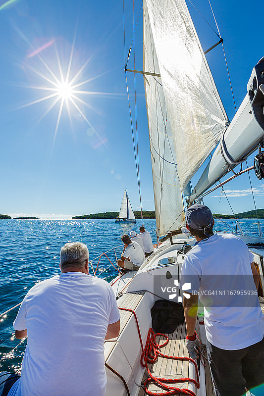 帆船赛上的水手们图片素材