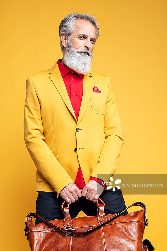 在工作室拍摄的穿着考究的快乐绅士图片素材