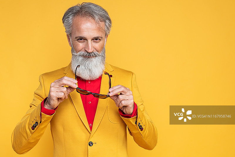 在工作室拍摄的穿着考究的快乐绅士图片素材