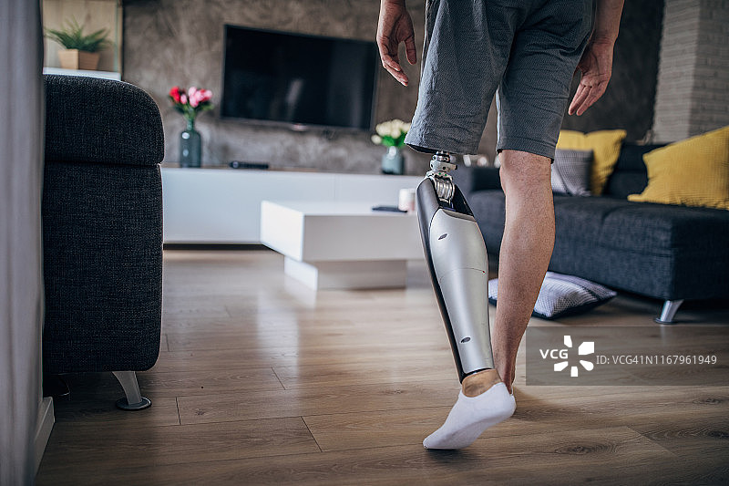 装有假肢的男人图片素材