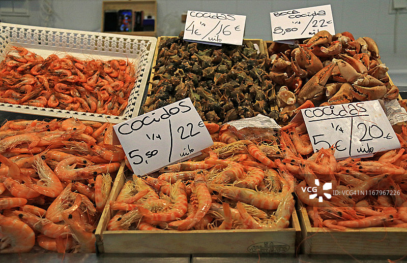 海鲜市场：鲜虾、蟹腿与海螺图片素材